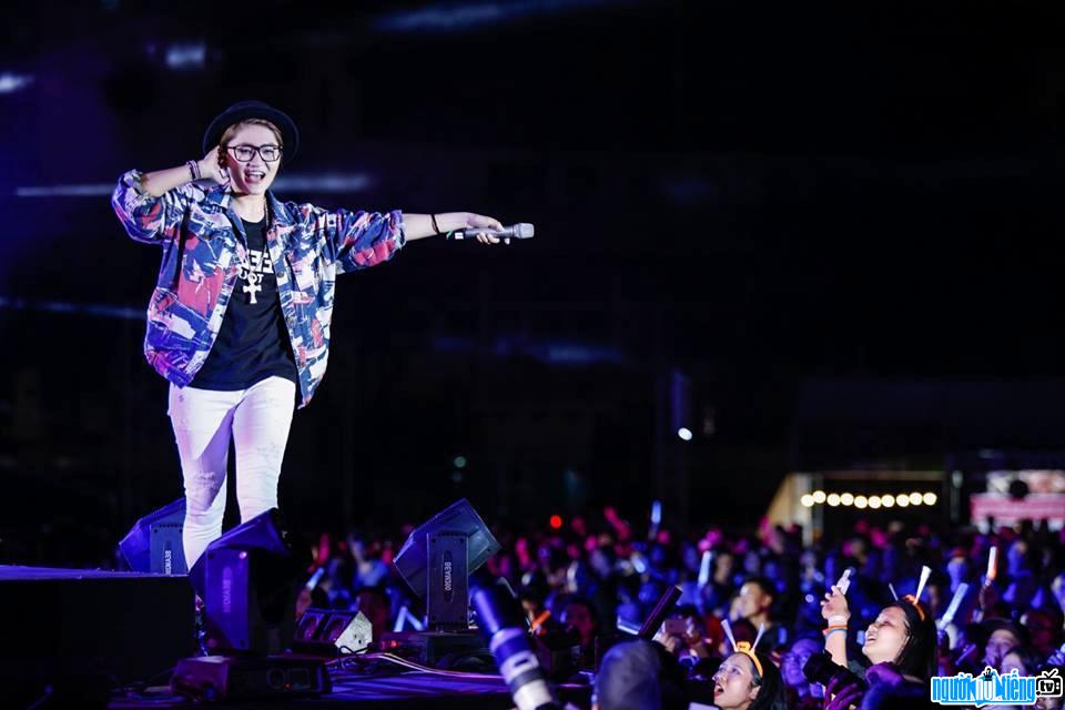 Hình ảnh nữ ca sĩ Vicky Nhung đang biểu diễn rất bốc lửa trên sân khấu