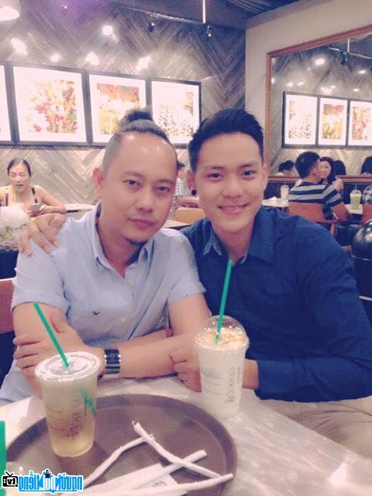 Vo Viet Chung with a friend