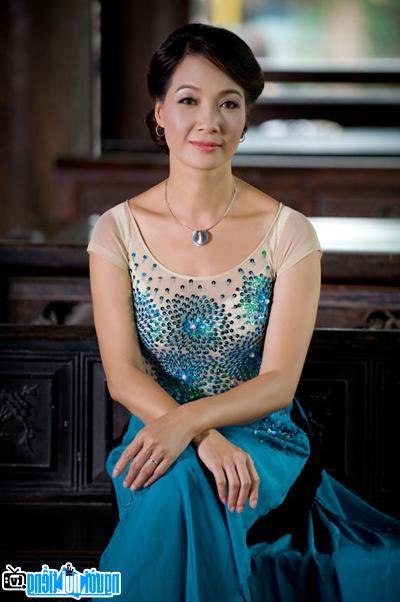  People's Artist Le Khanh is gentle and loving in ao dai