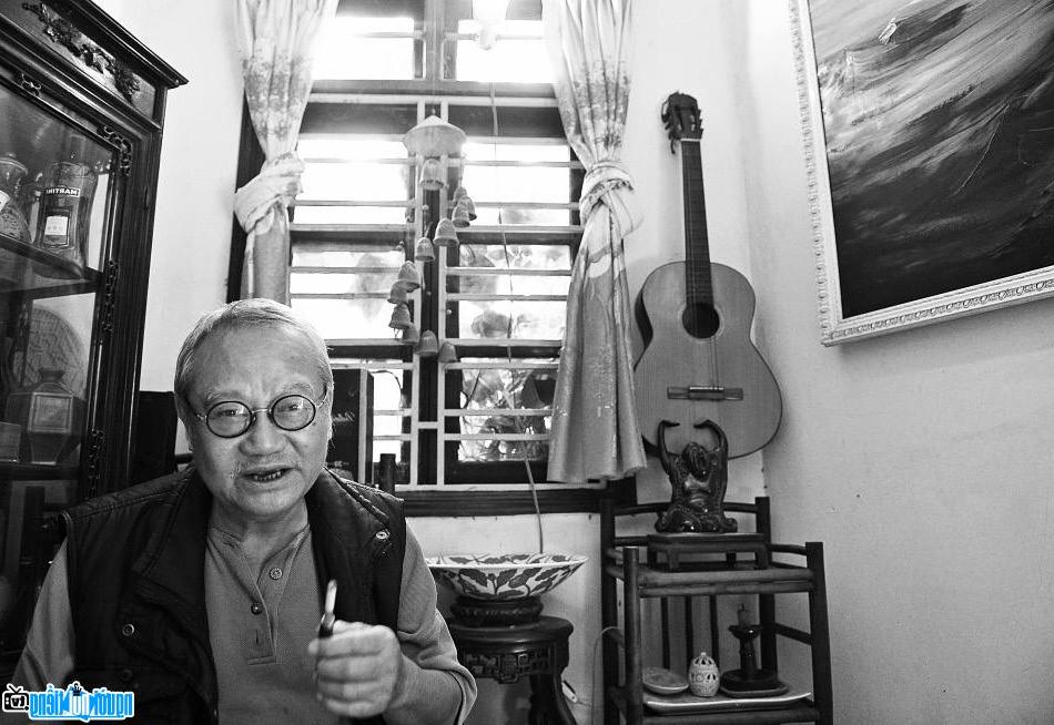  Picture of Director Dao Trong Khanh at his home