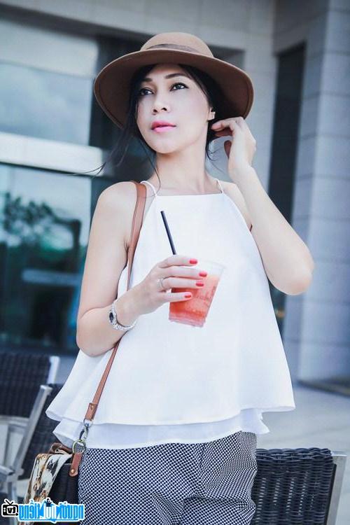 Actor Dinh Y Nhung dressed youthfully on the street