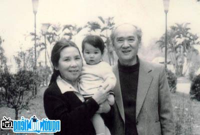  Writer Vu Tu Nam and his wife with grandson