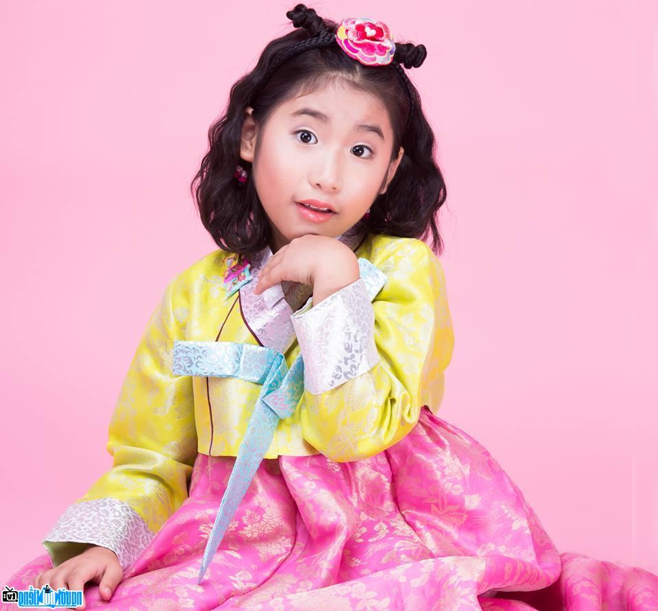  Ju Uyen Nhi is playful with Korean traditional clothes