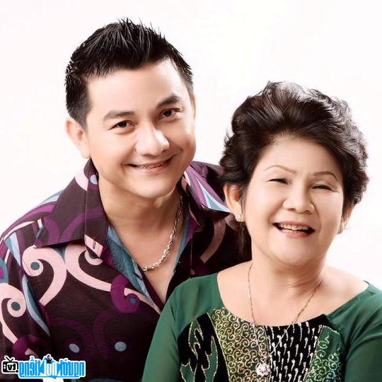  Artist Anh Vu and his mother