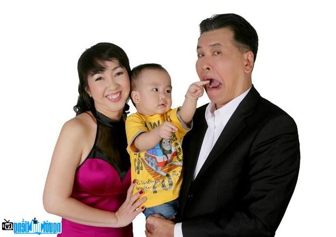  Picture of Artist Huu Nghia with his wife and son