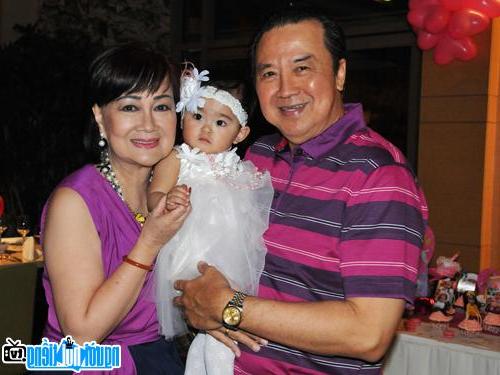  Comedian Bao Quoc and his wife at the party full of great-grandchildren