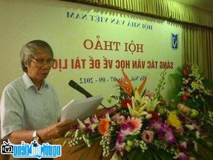 Nhà văn Hoàng Quốc Hải phát biểu tại Hội thảo sáng tác văn học