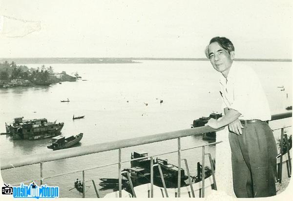 Nhà văn Học Phi tại bến Ninh Kiều - Cần Thơ
