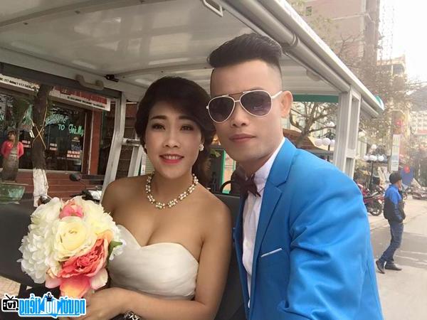  Photo of Comedian Hiep Ga with his wife - Dieu Thuy on the wedding day.