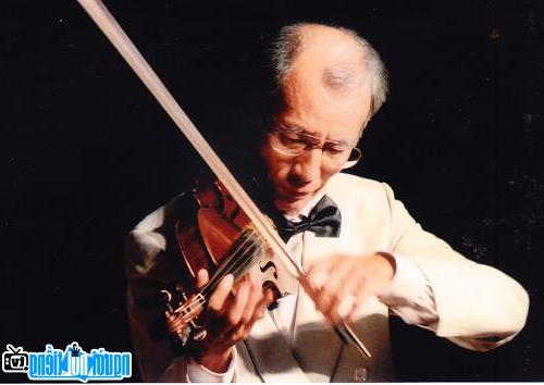  Artist Ta Bon with his familiar Violin