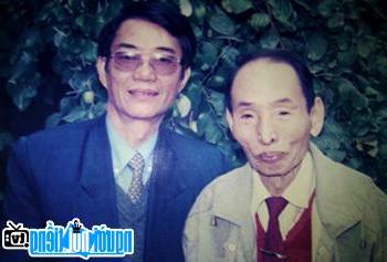  Poet Doan Van Cu (left) with Pham Trong Thanh's family