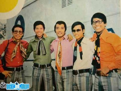 Nhạc sĩ Nguyễn Trung Cang(ngoài cùng bên phải) cùng các nghệ sĩ của ban nhạc Phượng Hoàng