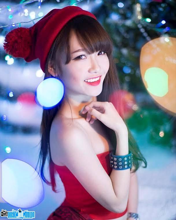  Picture of Singer Huong Hana is seductive on Christmas night