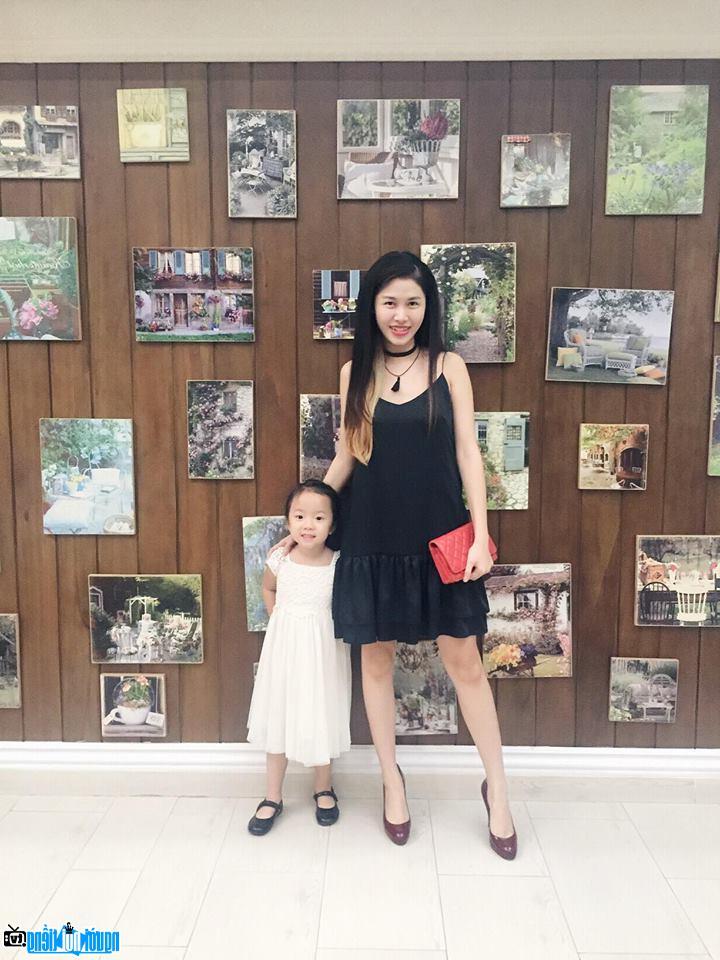 A new picture of Thuy Anh and her daughter