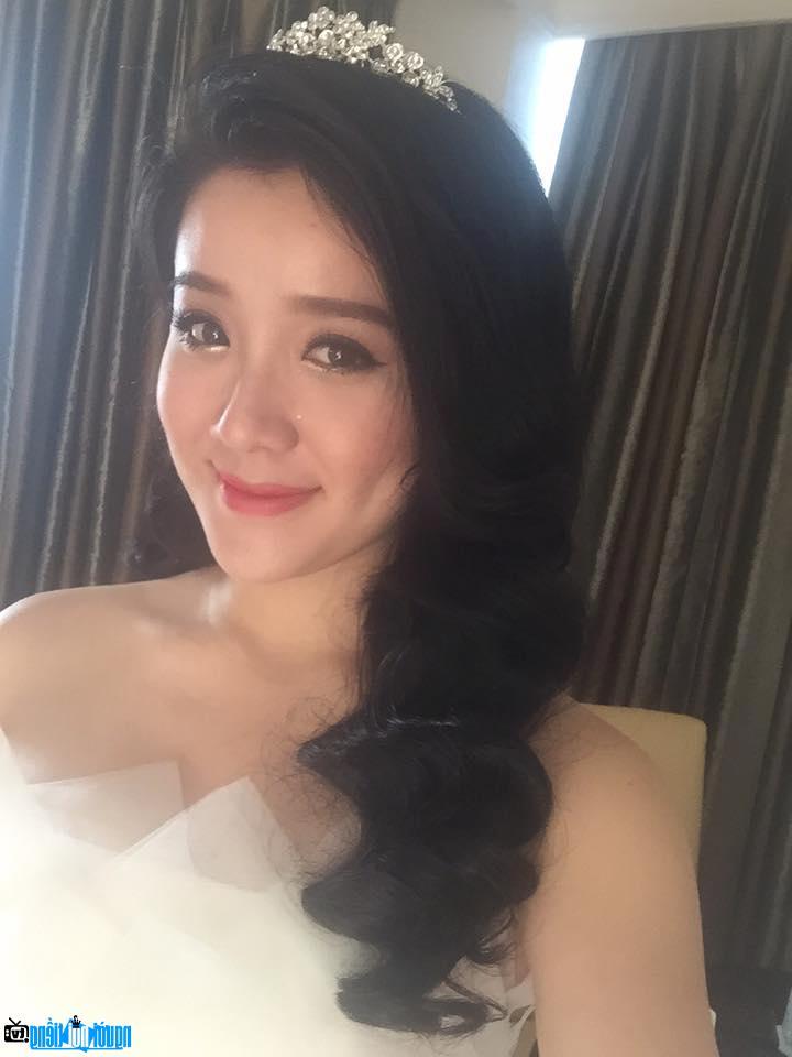 A new photo of a bright Xuan Mai on her wedding day