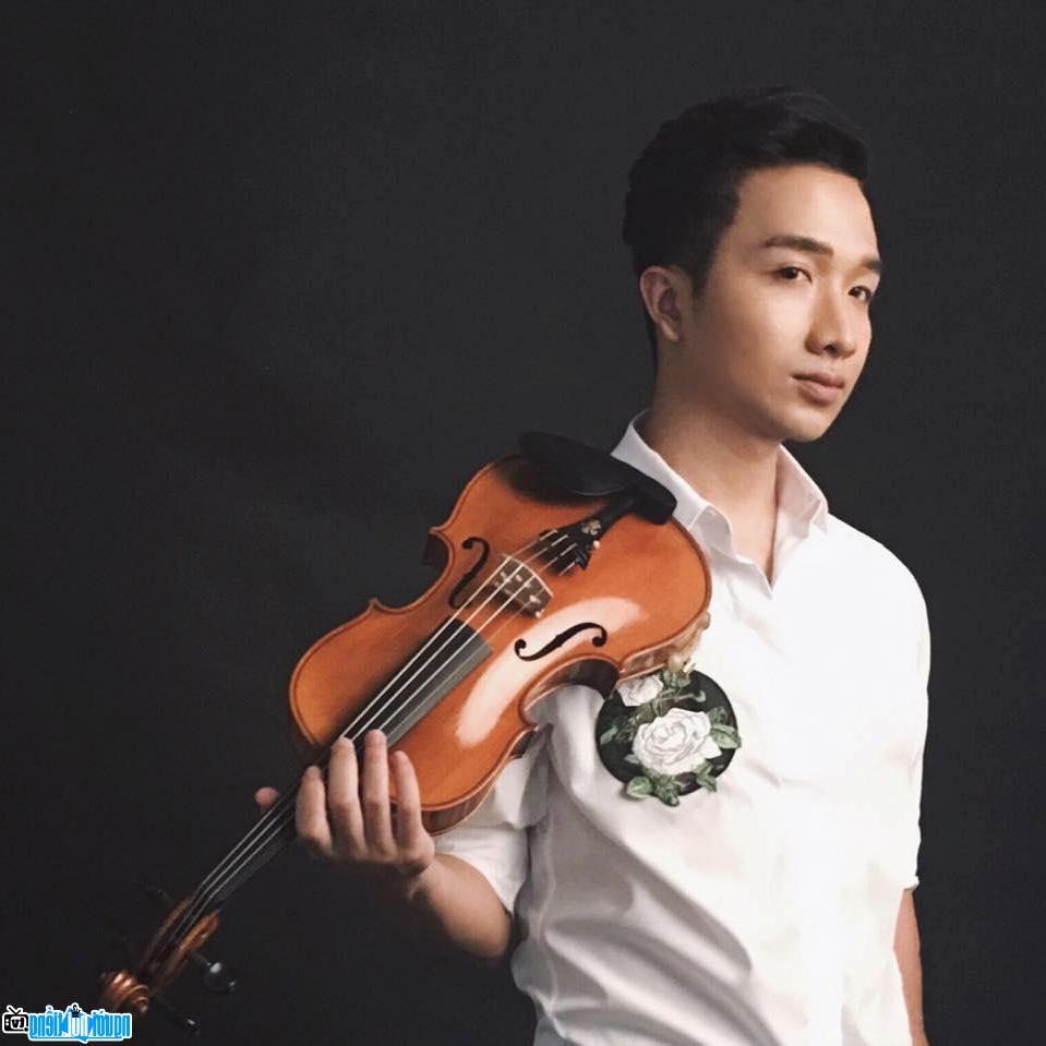 Một bức ảnh mới về Hoàng Rob- Nghệ sĩ violon nổi tiếng Quảng Bình- Việt Nam