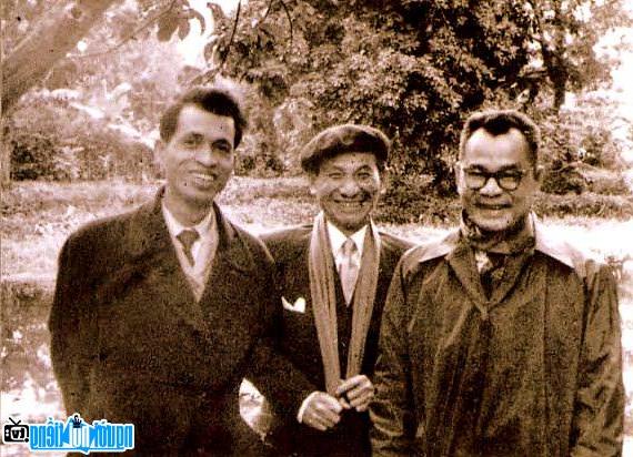 Nhà thơ Hoàng Trung Thông (ngoài cùng bên phải) cùng nhà văn Nguyễn Tuân và Nguyễn Công Hoan