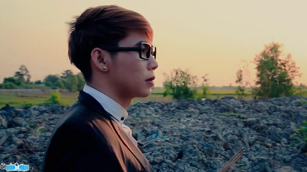 Hình ảnh của ca sĩ Đào Gia Minh trong MV mới