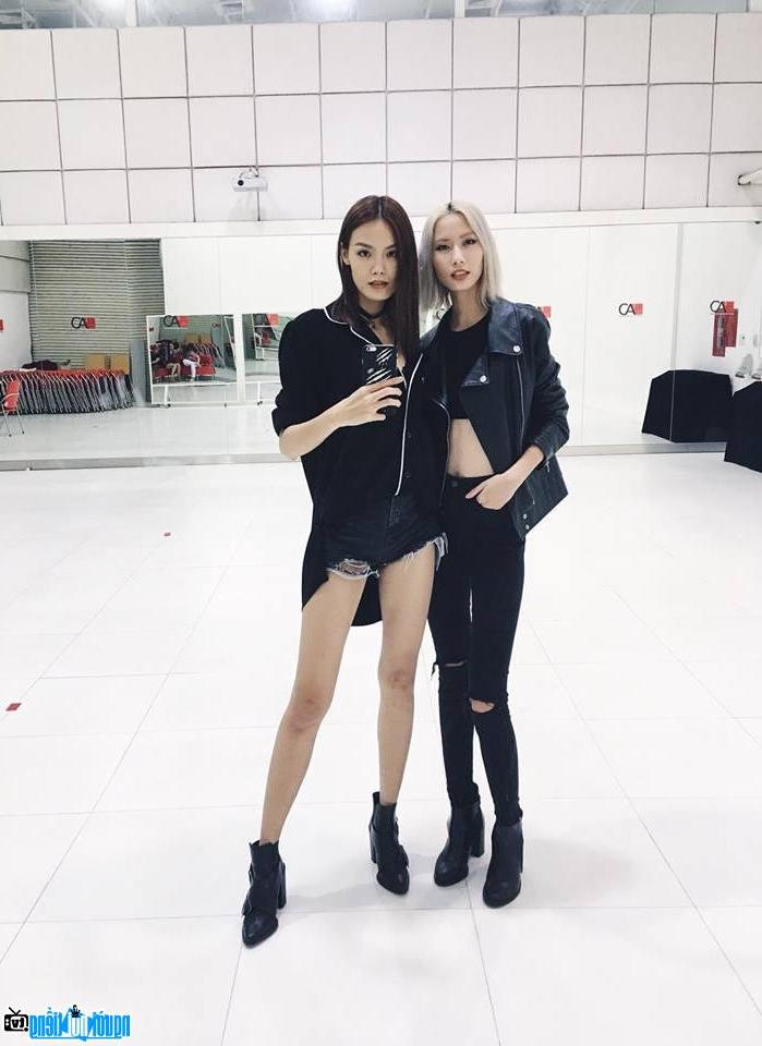  Le Thanh Thao took a photo with her friend