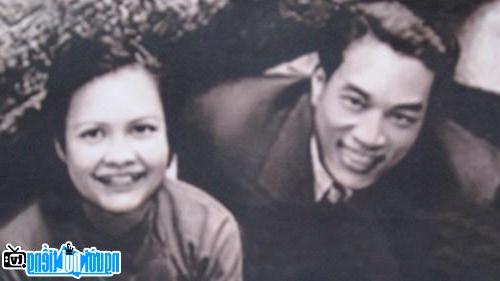  Young image of musician Nguyen Thien To and his wife