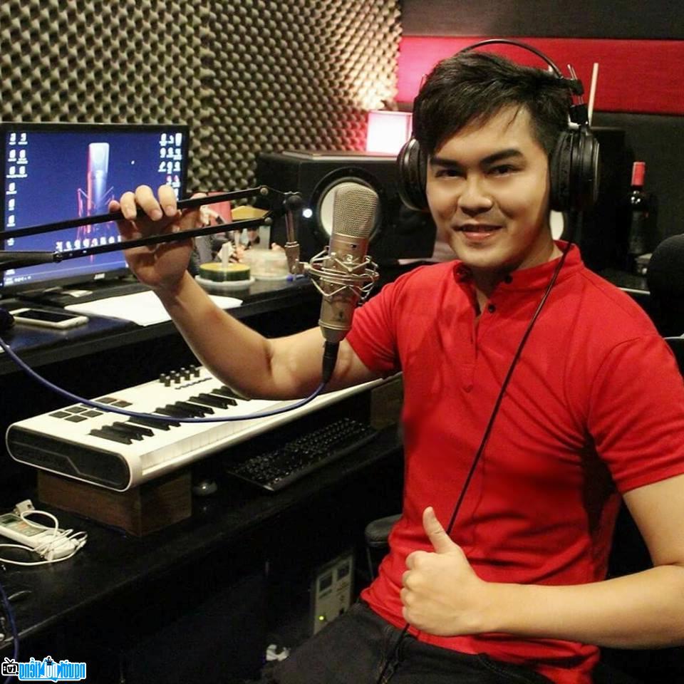  Singer Quoc Cuong confidently poses in the studio