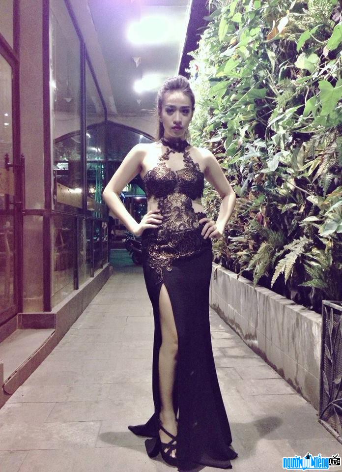 A sexy image of female singer Vo Kieu Van with a split dress