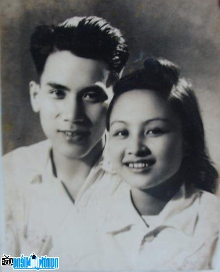  the image of musician Tran Hoan with his wife in his youth