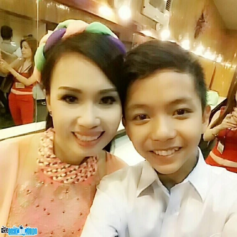  Child singer Doan Minh Tai and his sister