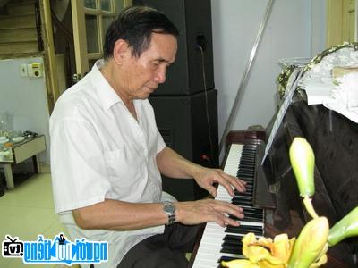 Hình ảnh cố nhạc sĩ Thế Song bên chiếc đàn piano quen thuộc
