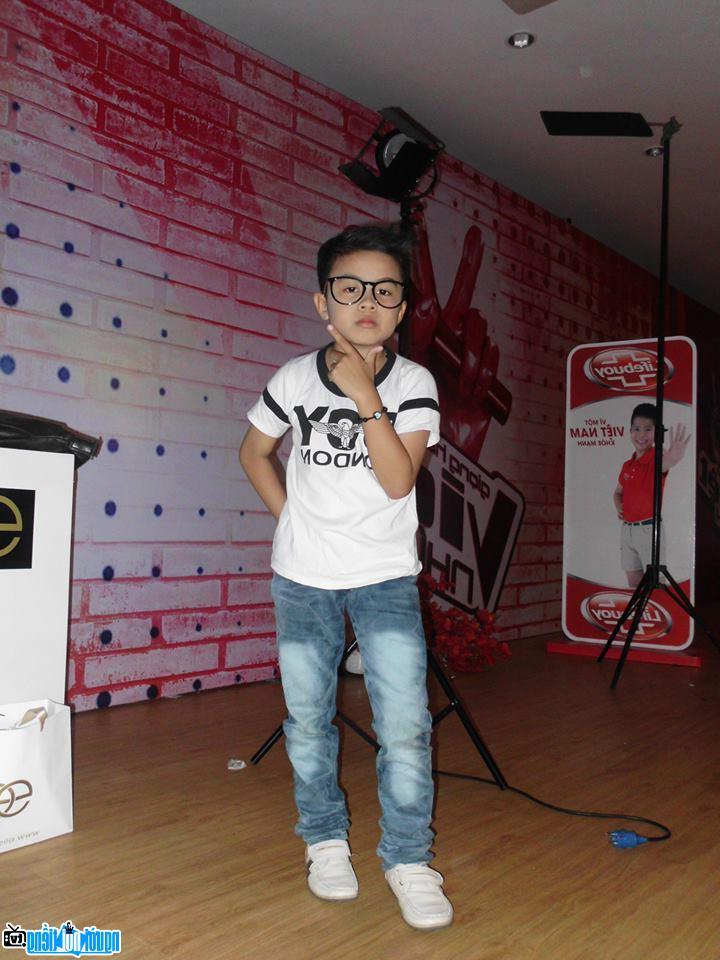  Child singer Dao Gia Phuc is playfully posing