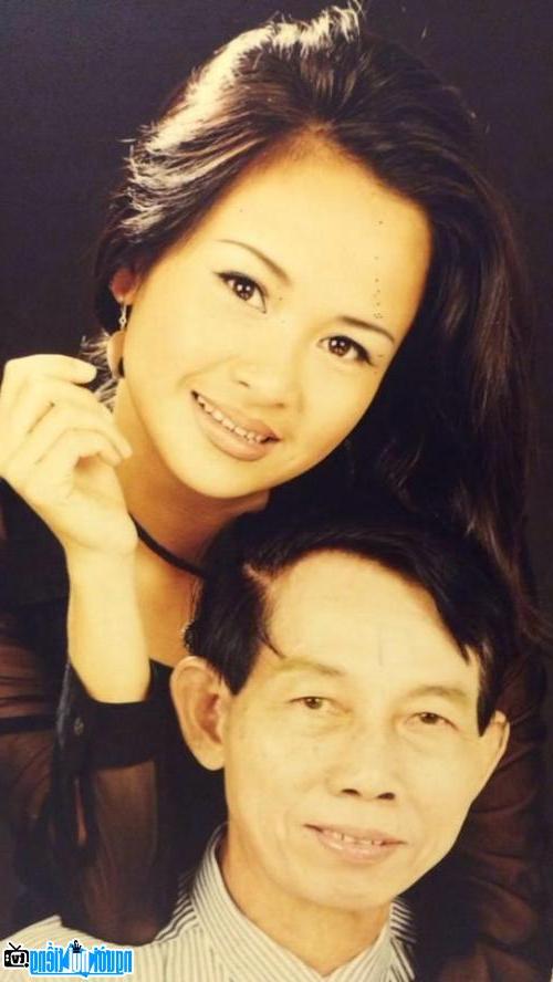 Nhạc sĩ Thuận Yến chụp cùng con gái - Ca sĩ Thanh Lam