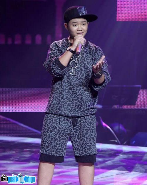  Singer Ho Van Phong personality standing on stage