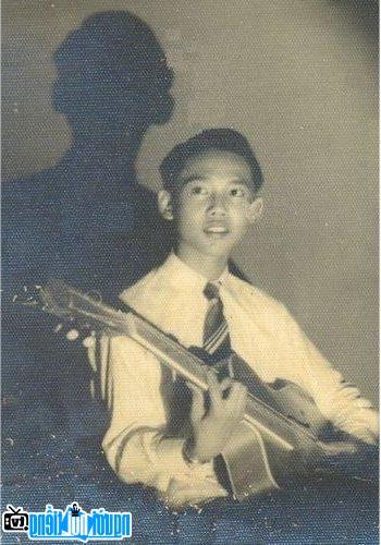  musician Anh Viet Thu and guitar