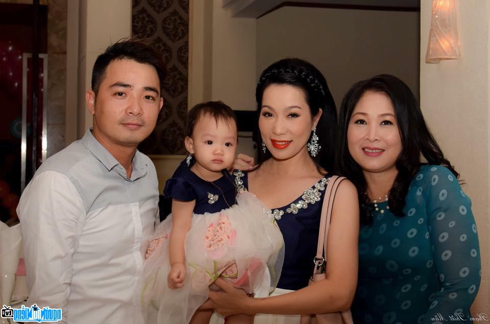 Một bức ảnh mới về gia đình Trịnh Kim Chi