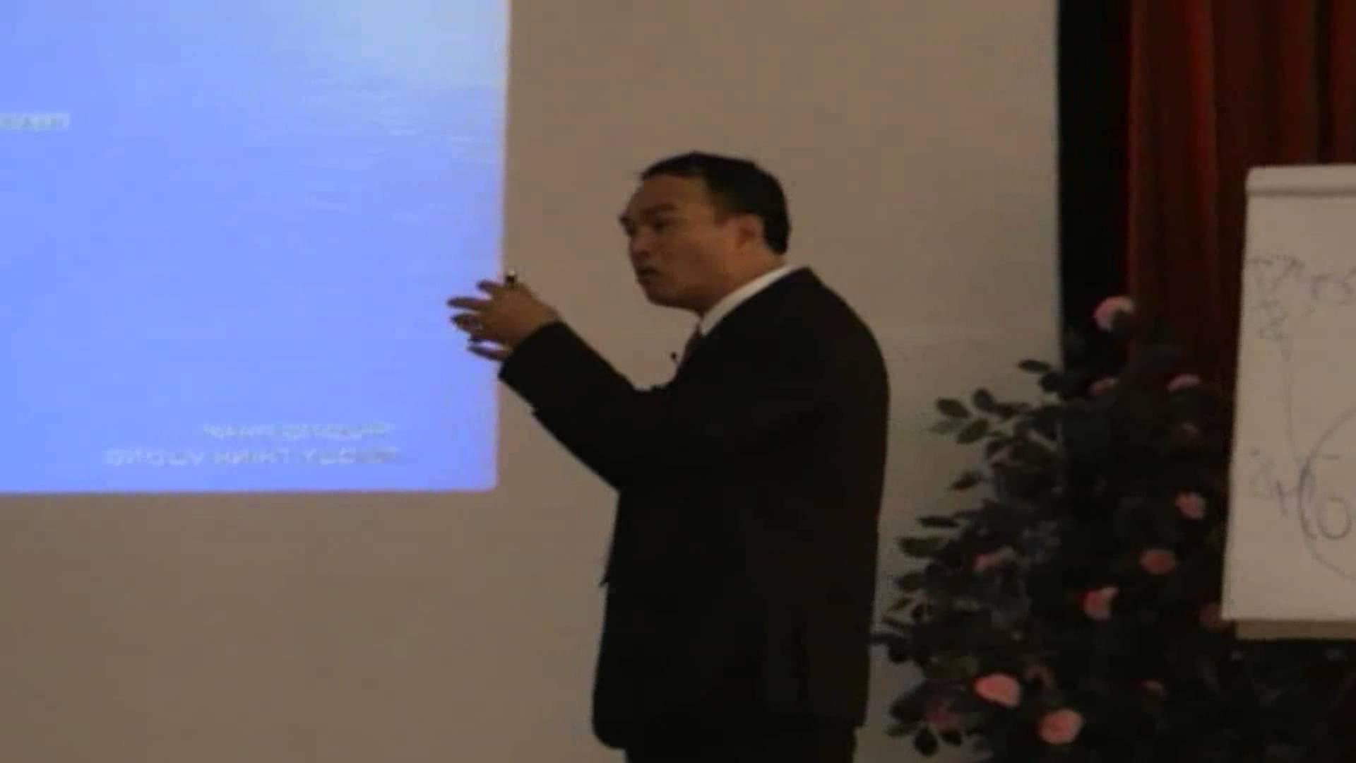 Một bức ảnh mới về diễn giả Trần Thành Nam trong một buổi diễn thuyết