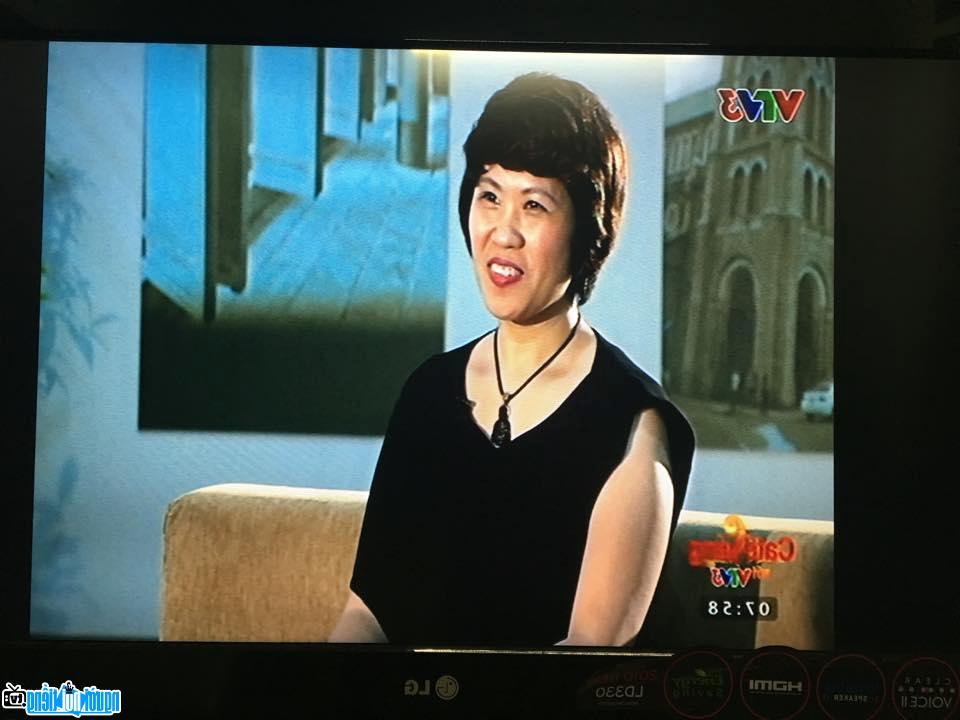  Speaker Bui Thu Hien answering on television