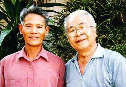 Nhà văn Trần Công Tấn (trái) và cựu chiến binh Nguyễn Trung Sơn