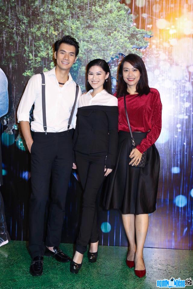  Picture of actor Ngoc Thanh Tam (middle) and famous artists