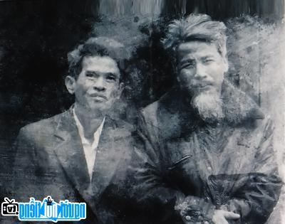 Nhà văn Nguyên Hồng và ông Mai Thúc Lân- Nguyên Phó Chủ tịch Quốc hội nước CHXHCN Việt Nam