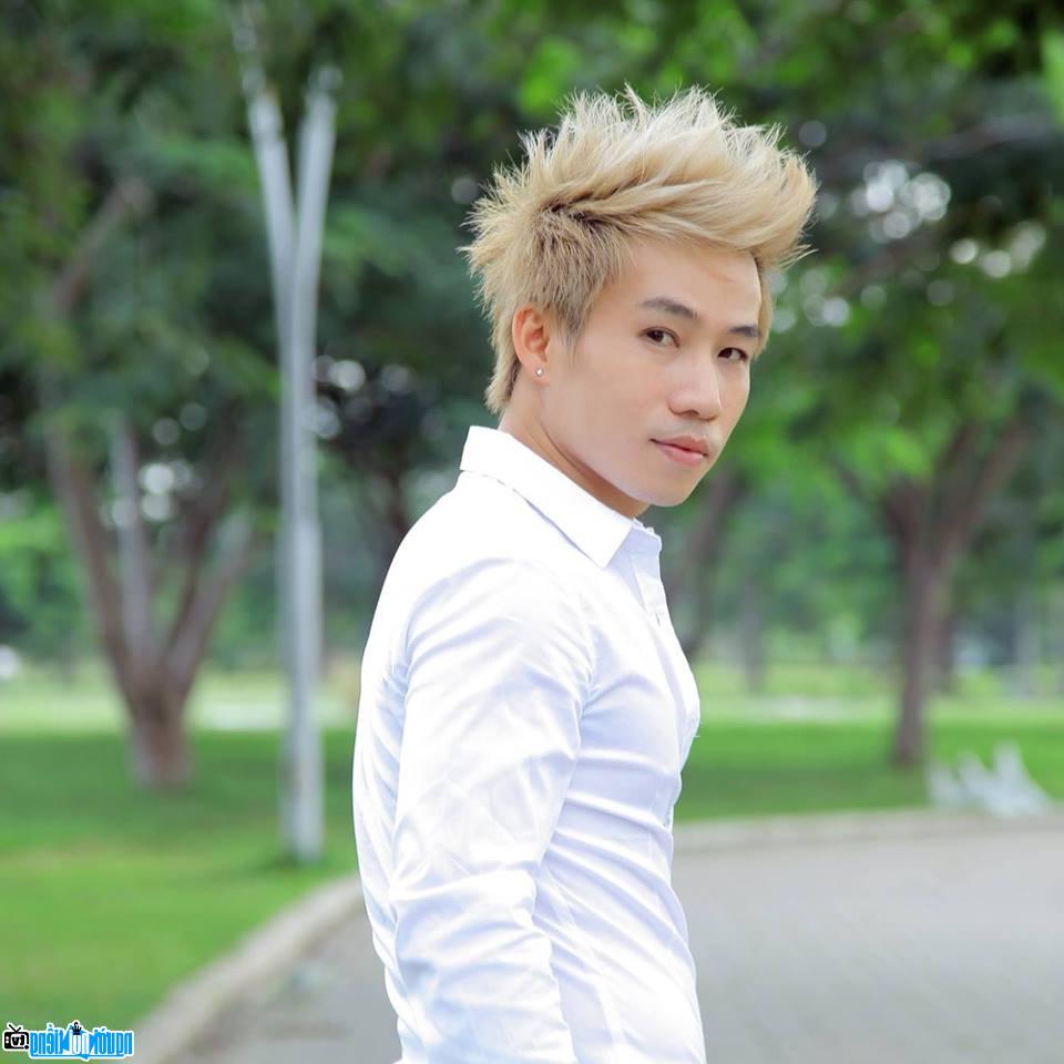 Latest picture of Singer Huynh Nhat Dong
