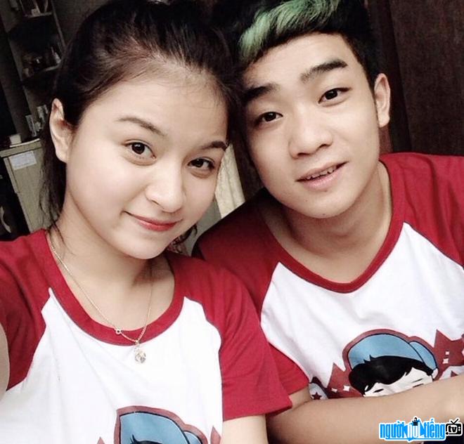 A photo of actor Do Duy Nam with his wife in a double shirt