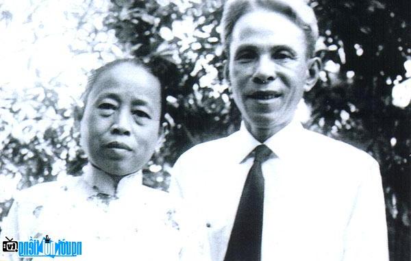 Nhà văn Nguyễn Hiến Lê (bên trái) và bà Nguyễn Thị Liệp