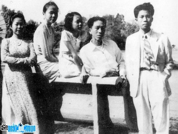  Poet Dong Ho (2nd from left) with family and poet Nguyen Binh
