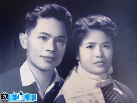  Writer Phan Tu and his wife