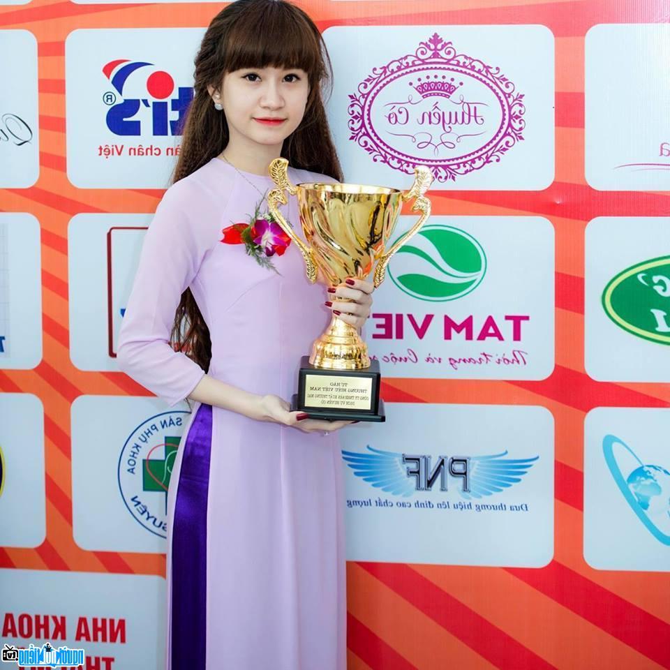  Entrepreneur Vo Thi Ngoc Huyen received an award