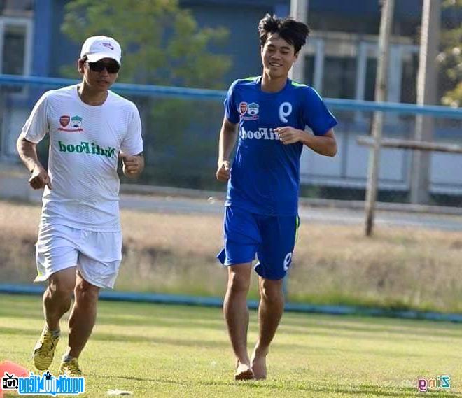 Cầu thủ Nguyễn Văn Toàn trên sân cỏ