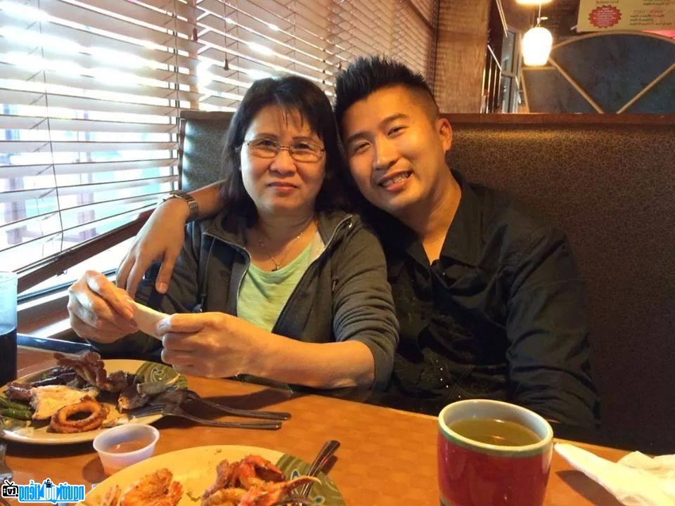 Singer Phong Le with her mother