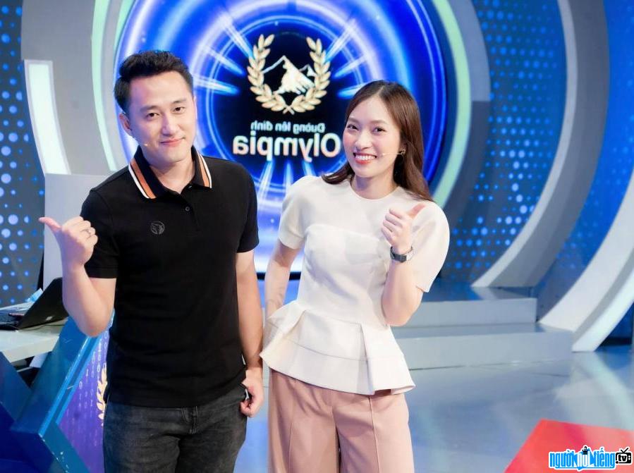 Hot girl Khanh Vy is MC program Road to the top of Opympia