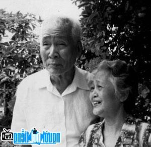 Poet Vu Cao and his wife
