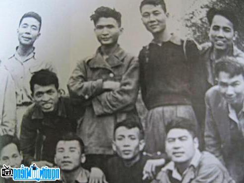 Nhà thơ Hoàng Trung Thông (hàng sau thứ 2 từ phải sang) cùng các đồng nghiệp tại Chiến khu Việt Bắc (năm 1951)